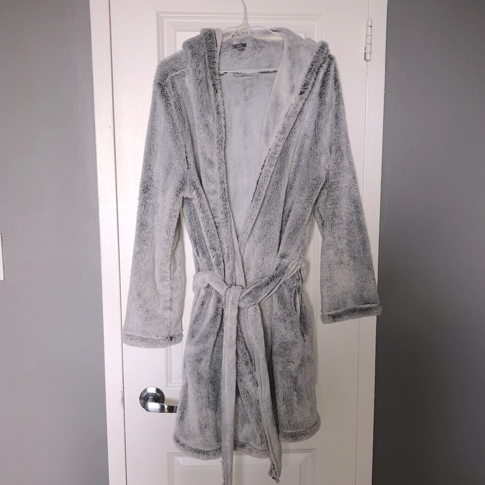 SOFT AND COZY AERIE ROBE WITH HOOD AND POCKETS